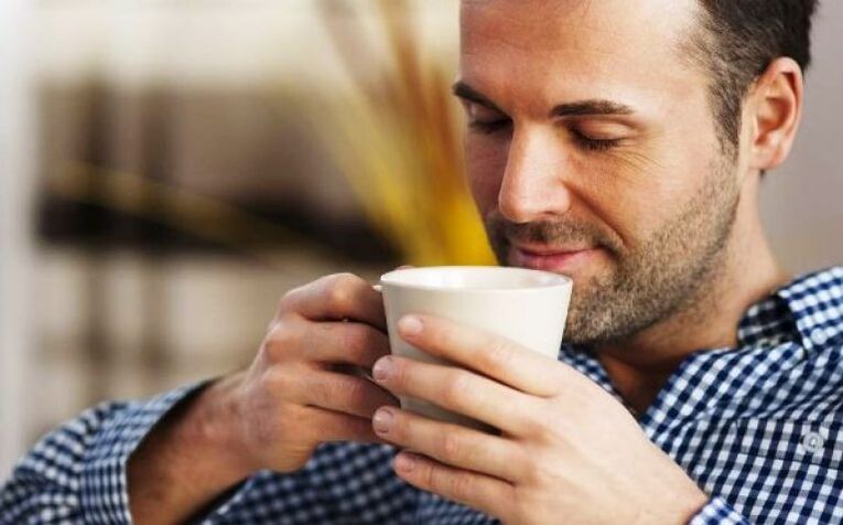 男人喝一杯杂草茶可以增强功效。